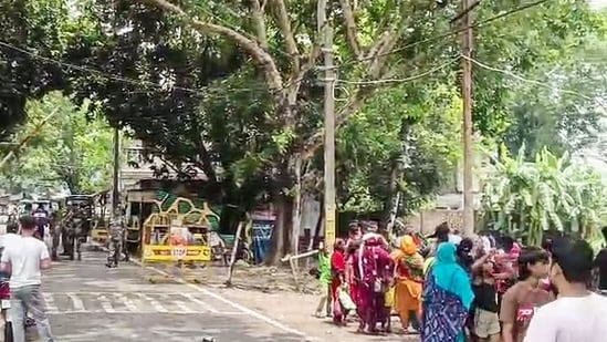 बंगाल की प्रवासी कार्रवाई के बीच बड़ी संख्या में लोग बांग्लादेश सीमा की ओर बढ़ रहे हैं