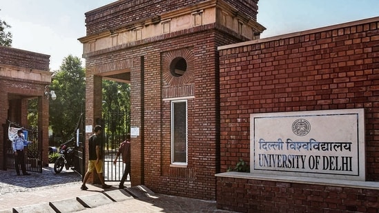 ‘ईद पर पेपर छोड़ने वाले छात्रों के लिए विशेष परीक्षा’: मुस्लिम छात्र की याचिका के बाद डीयू ने अदालत से कहा