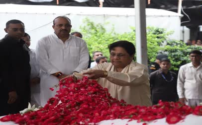 BSP लीडर मायाबती ने उमाशंकर को फूल चङाकर दी भावभनी श्रध्दांजलि,मायाबती ने उमाशंकर की कार्य शैली की तारफ की,फिर अचानक भावुक हो गयीं।