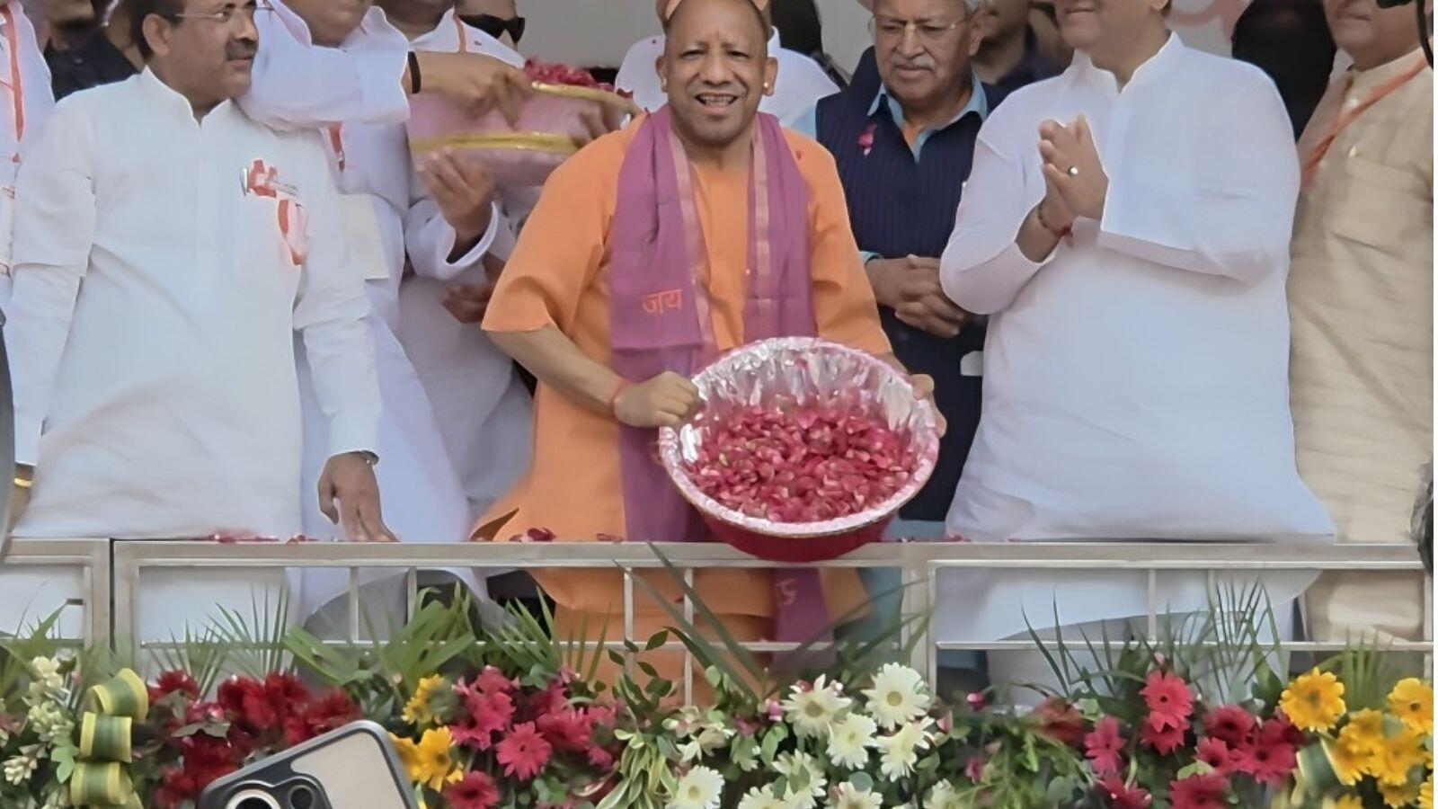 मेरठ में कांवड़ियों पर बरसे फूल, CM योगी ने किया शिवभक्तों का स्वागत मेरठ। सावन की कांवड़ यात्रा के बीच मेरठ में