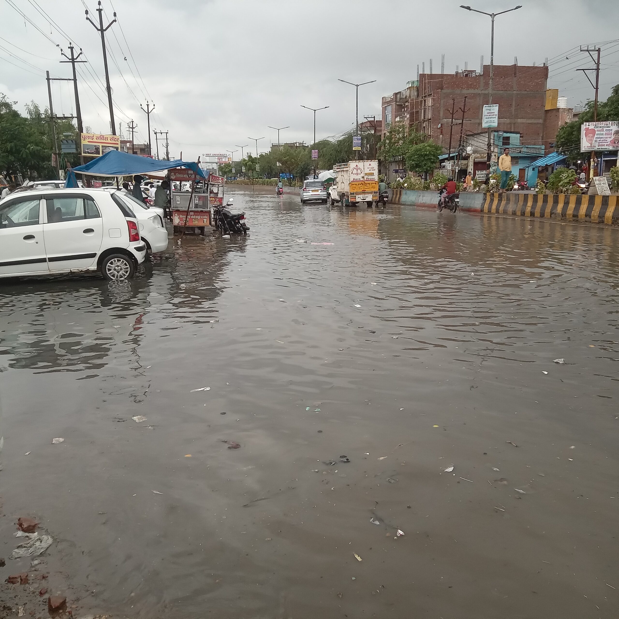 दिल्ली मे मोसम ने ली करवट,लोनी गाजियाबाद मे बे मोसम बारिश, लोगों की सुकङन बङी।