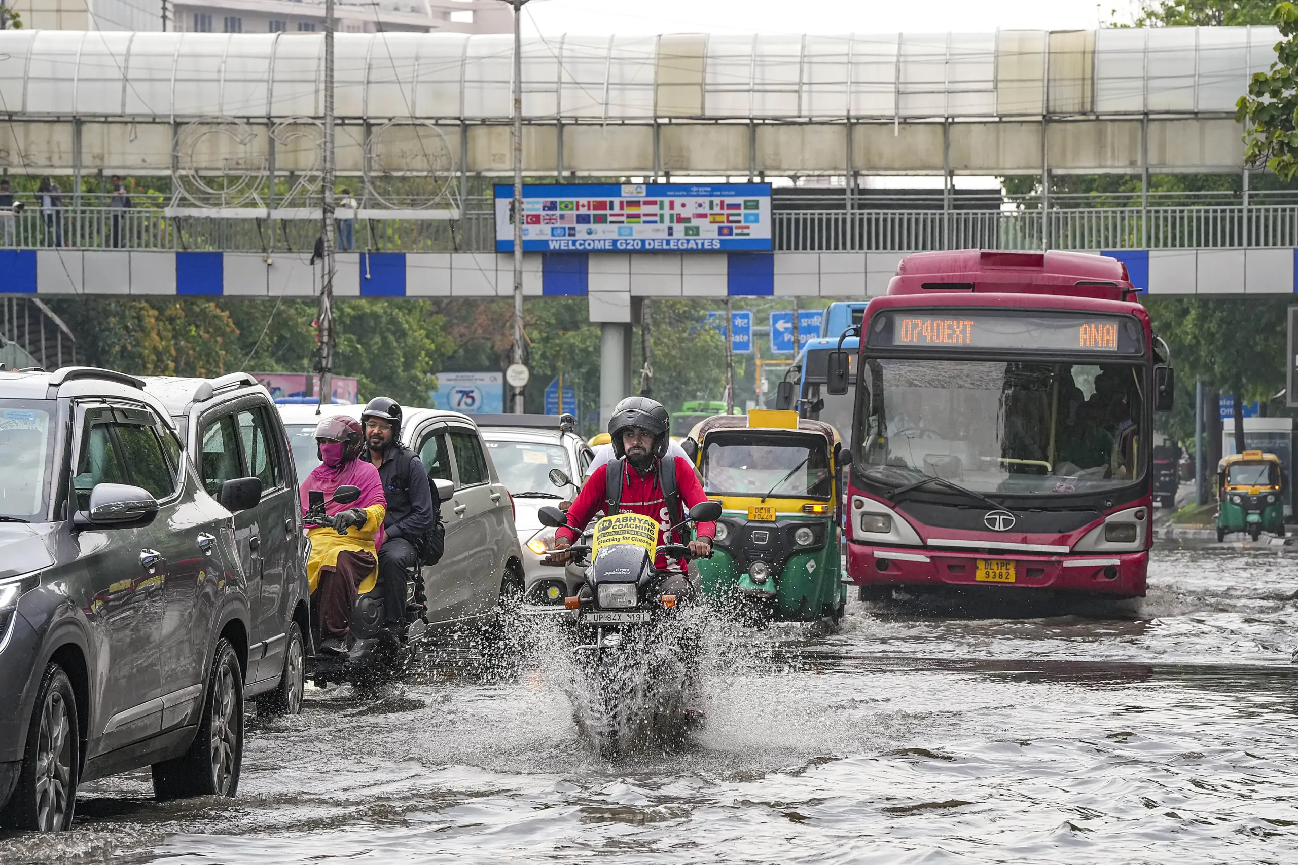 दिल्ली-NCR में मौसम ने ली करवट, दिल्ली से गाजियाबाद तक बारिश; मजदूरों की बढ़ी परेशानी