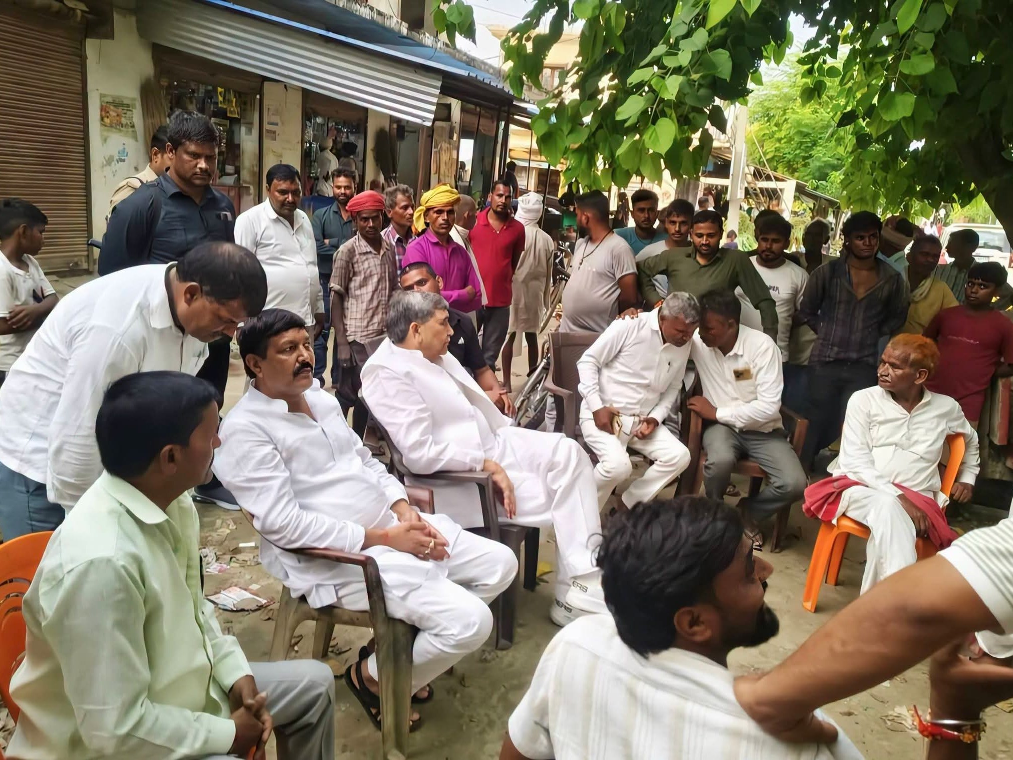 बसपा प्रभारी के बेटे का निधन,  परिवार मे फैला मातव बसपा के कार्यकर्ताओं मे गम का माहौल,घर पहुच कर परिवार को बंधाया ढांडस।